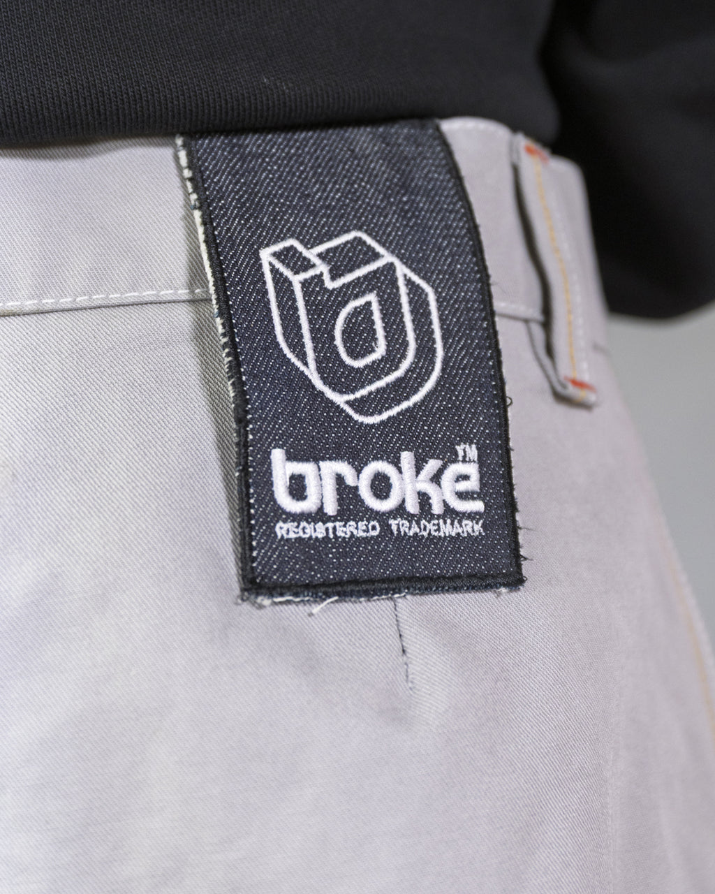 Dikye-Hose aus grauer Gabardine 